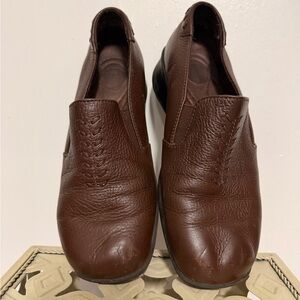 Cobbie Cuddlers Brown Pebbled Leather Slip On Comfort Loafers Size 6.5